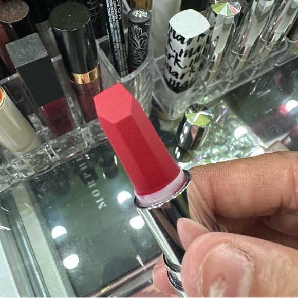 Avon Matte Lipstick Legendary - Picture 2 of 7